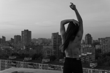 
The wife's back on the frn of the city