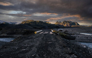 Obraz premium sunset over the mountains and bridge