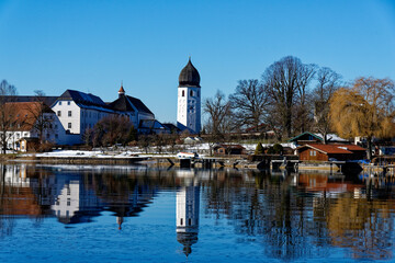 Blick ur Fraueninsel i Chiemsee mit dem Kloster und dem berühmten Campanile, dem Glockenturm des...