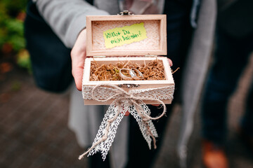 Eine Holzbox mit den Ringen für eine Trauzeremonie einer Hochzeit