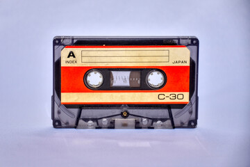 CC, Kompaktkassette, Audiokassette, Tonband, Tonbandkassette, Magnetband, C30, Tonträger, aufnehmen, abspielen, Kompakt, bequem, Revolution, Bandwickel, A Seite, B Seite, Index, Kassettenrekorder, Rad