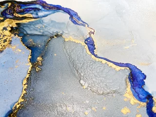 Abstrakter blauer Hintergrund mit schönen Flecken und Flecken aus Alkoholtinte und Goldpigment. Kunstfragment mit blauer Textur ähnelt Aquarell- oder Aquarellmalerei. © Luvricon