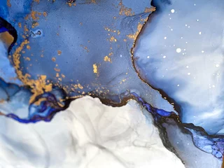 Abstrakter blauer Hintergrund mit schönen Flecken und Flecken aus Alkoholtinte und Goldpigment. Kunstfragment mit blauer Textur ähnelt Aquarell- oder Aquarellmalerei. © Luvricon