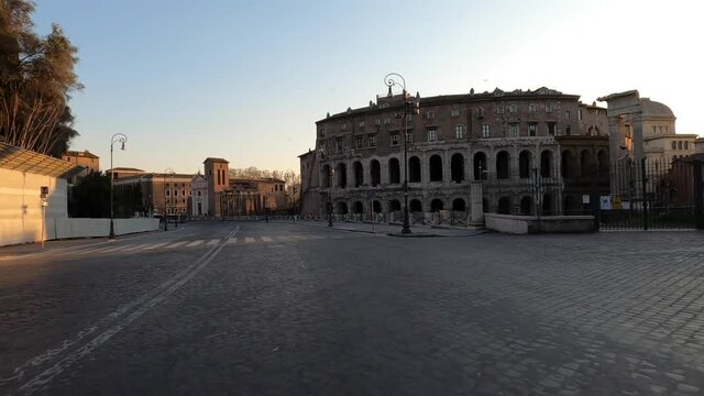 Giro in auto durante il lockdown del Covid 19 per le strade di Roma completamente deserte. Il teatro Marcello e la bocca della verit&agrave;