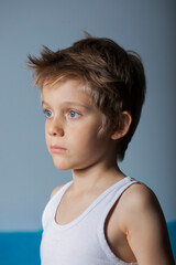 retrato de niño
 rubio y ojos azules mirada fija concentrado

