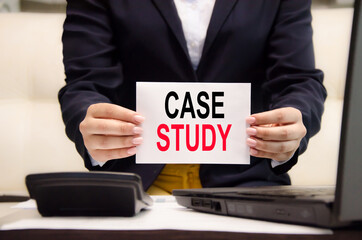 Obraz premium case study text written on a blank sheet of paper held by a business girl