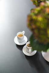 Zwei Espressotassen auf einem Tisch - 393416435