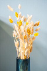 Blumenstrauss in einer Vase - 393416454