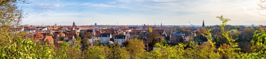 Großes Panorama über die Skyline der Stadt Halle Saale in Deutschland