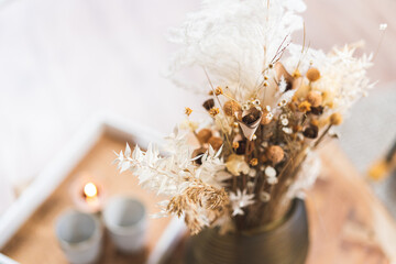 Blumenstrauss in einer Vase auf dem Tisch - 393418273