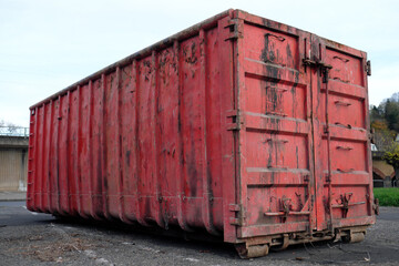 Alter roter Container zum Befüllen von Metallschrott - Stockfoto