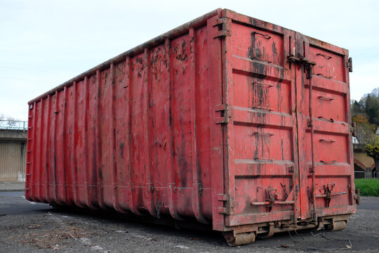 Alter roter Container zum Bef&uuml;llen von Metallschrott - Stockfoto