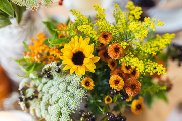 Blumenstrauss mit Sonnenblume - 393419869