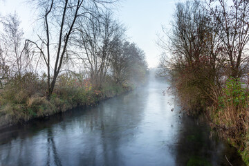 Kleiner Flu&szlig; im Morgennebel