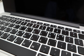 사용하기 좋게 정리된 검정색 키보드