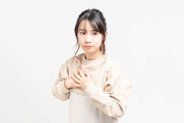 胸に手を当てる若い女性