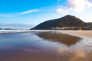 Obraz premium Pôr-do-sol em Praia tropical do sul do Brasil, ilha de Florianópolis, Praia do Santinho, Florianopolis, Santa Catarina