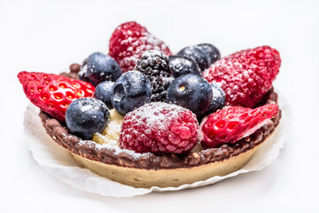 Tartelette mit Himbeeren, Blaubeeren und Erdbeeren