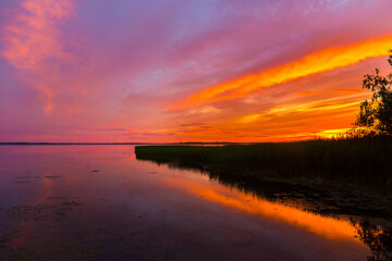 Obraz premium Beautiful colorful sunset over the lake summer landscape.