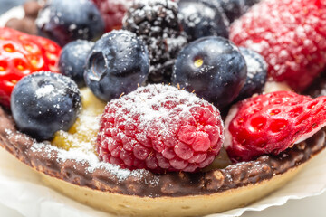 Tartelette mit Himbeeren, Blaubeeren und Erdbeeren