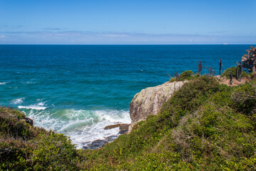 Fototapeta premium Morro das Aranhas na Praia tropical do sul do Brasil, ilha de Florianópolis, Praia do Santinho, Florianopolis, Santa Catarina