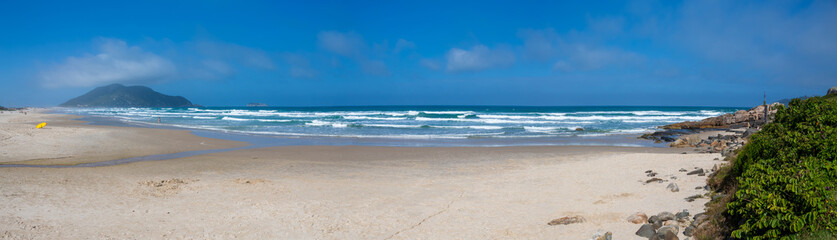 Fototapeta premium Praia tropical do sul do Brasil, ilha de Florianópolis, Praia do Santinho, Florianopolis, Santa Catarina