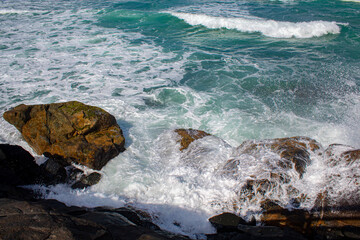 ondas batendo em costa da Praia tropical do sul do Brasil,  ilha de Florianópolis, Praia do Santinho,  Florianopolis,  Santa Catarina