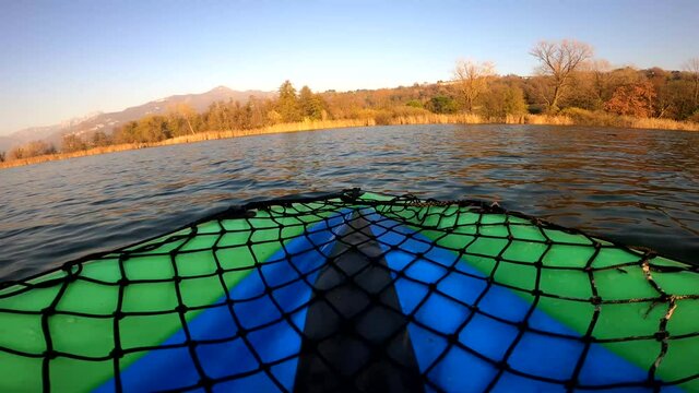 Canoa tra i canneti