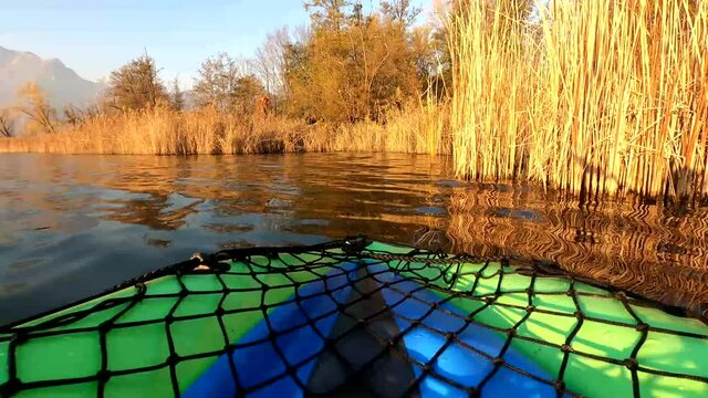 Canoa tra i canneti