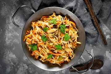 Fried noodles with chicken and vegetables.