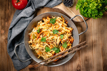 Fried noodles with chicken and vegetables.