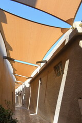 Sonnenschutz über einer Gasse in Dubais Heritage Village