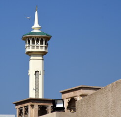 Obraz premium Minarett und Kuppel der Bastakiya-Moschee im historischen Al-Fahidi-Viertel von Dubai 