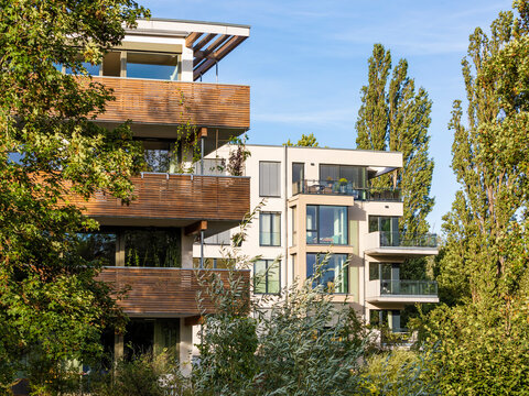 Germany, Baden-Wurttemberg, Tubingen, Modern energy efficient apartment buildings inÔøΩLustnauÔøΩquarter