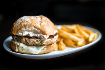 Sanduíche de hamburguer de salmão
