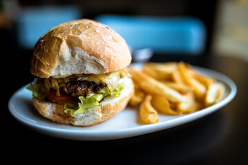 Hamburguer com batata frita