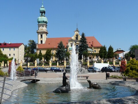 TYCHY , POLSKA-Zabytkowy kośći&oacute;ł w rynku starego miasta