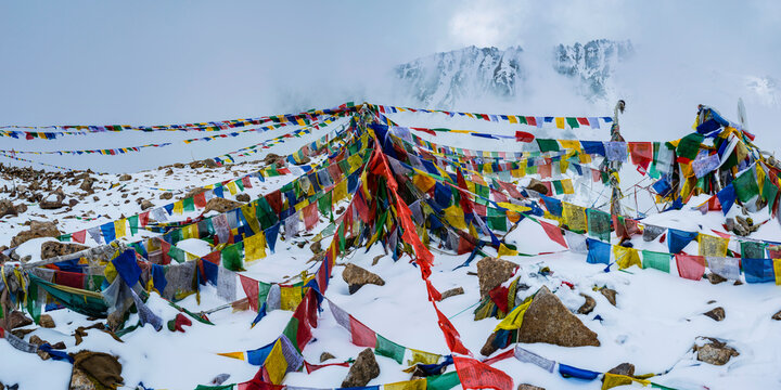 Prayer flags in&Ocirc;&oslash;&Omega;Khardung La&Ocirc;&oslash;&Omega;pass