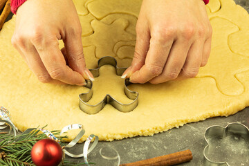 Extruding from shortcrust pastry with a metal mold