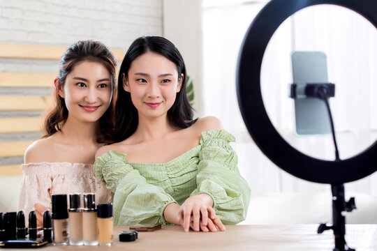 Do live webcast girlfriends happy