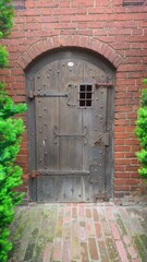 Stare ciężkie drzwi do budynku