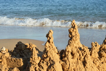 Wieże z piasku na tle morza