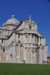 Obraz premium The ornate and strikingly beautiful facade of the Basilica at Pisa. The symmetry and detail are distinctive feature of this edifice.