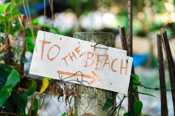 Sign with hand text indicating direction to the beach