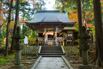 日本の世界遺産　岩手中尊寺弁慶堂の紅葉