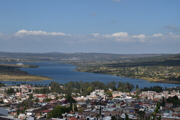 Fototapeta na wymiar Vista de un pueblo cerca de un lago, Valle de Juárez 