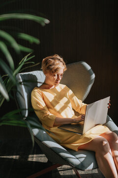 A young woman in the process of working at the computer at home.