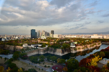 Fototapeta premium 日本の大阪城の紅葉