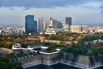 Fototapeta premium 日本の大阪城の紅葉
