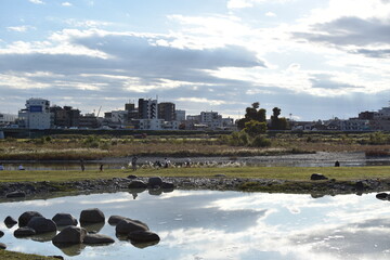 川沿いで夕日を眺める